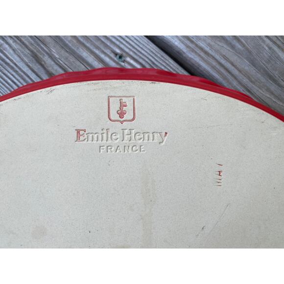 Emile Henry large scalloped oval baking dish - Picture 4 of 6
